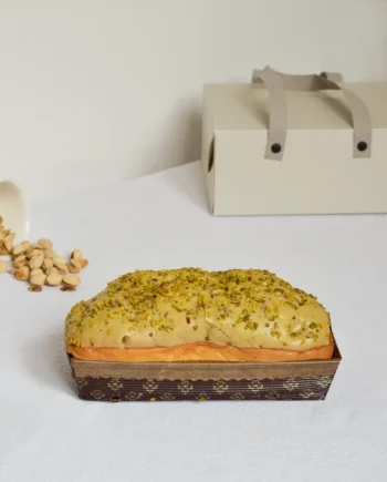 Pandolce ricoperto di cioccolato e granella di pistacchio farcito con crema al pistacchio bio